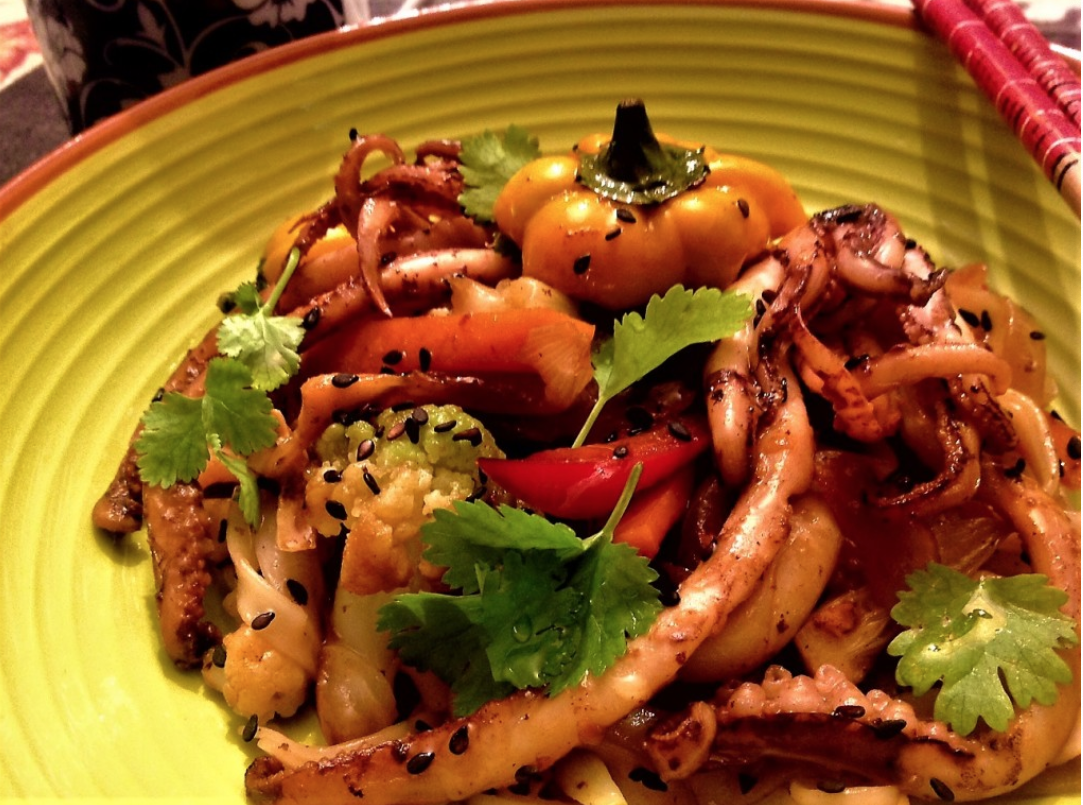 Salteado de verduras y calamares con salsa de soja